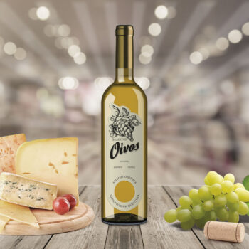 Ετικέτα αυτοκόλλητη για φιάλη εκλεκτού οίνου, με στρογγυλή τρύπα. Πιατέλα με τυρία, λευκό σταφύλι.