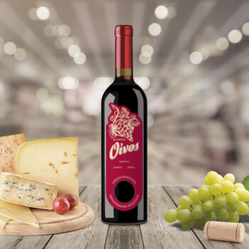 Ετικέτα αυτοκόλλητη για φιάλη ερυθρού οίνου, με στρογγυλή τρύπα. Πιατέλα με τυριά, λευκό σταφύλι.