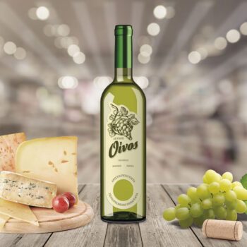 Ετικέτα αυτοκόλλητη για φιάλη λευκού οίνου, με στρογγυλή τρύπα. Πιατέλα με τυρία, λευκό σταφύλι.