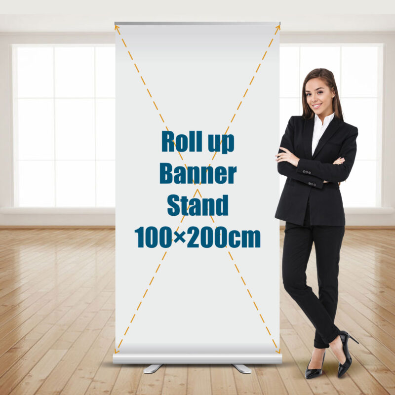 Rollup Banner Stand ανοιχτό, δίπλα του στέκεται μια γυναίκα που φοράει κουστούμι