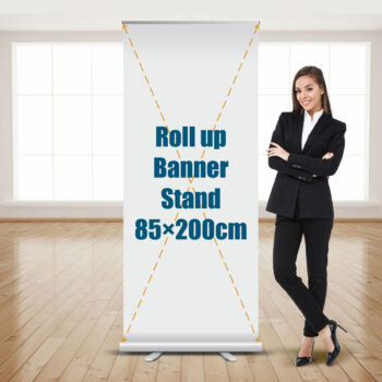 Banner stand ανοιχτό. Δίπλα του στέκεται μια γυναίκα που φοράει μαύρο κουστούμι