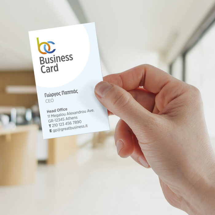 Χέρι που κρατάει μια κάθετη επαγγελματική κάρτα