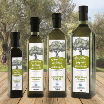 Τέσσερεις φιάλες ελαιολάδου φόντο έναν ελαιώνα με ετικέτες σχέδιο ενός μικρού δέντρου ελιάς στο κέντρο. Η ετικέτα έχει φυσικό ή γήινο χρώμα και περιλαμβάνει καφέ λεζάντα που γράφει "Εξαιρετικό Παρθένο Ελαιόλαδο".
