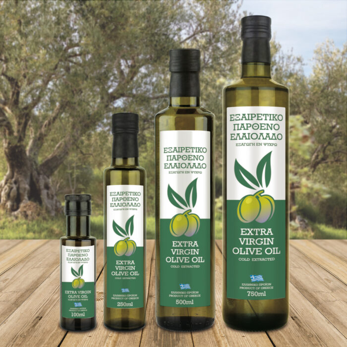 Αυτοκόλλητες ετικέτες για φιάλες dorica Τέσσερα γυάλινα μπουκάλια εξαιρετικού παρθένου ελαιολάδου σε διαφορετικά μεγέθη (100ml, 250ml, 500ml, 750ml) με λευκή και πράσινη ετικέτα, που απεικονίζει ένα καρπό ελιάς και την ένδειξη 'EXTRA VIRGIN OLIVE OIL'. Τα μπουκάλια είναι τοποθετημένα σε ξύλινη επιφάνεια με φόντο ελαιών