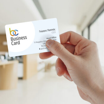 Ένα χέρι κρατάει μια εκτυπωμένη επαγγελματική κάρτα