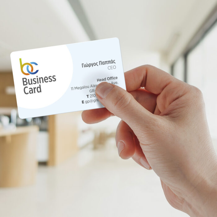 Business-card-holding-hand_Horizontal-Rounded Ένα χέρι κρατάει μια εκτυπωμένη επαγγελματική κάρτα