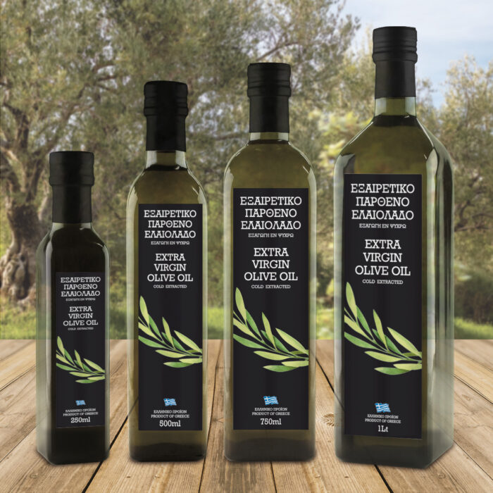 EVOO Marasca bottles 6 web Τέσσερις φιάλες ελαιολάδου σε τέσσερεις διαστάεις. Με ετικέτες σε μαύρο φόντο με λευκά γράμματα και πράσσινα φύλλα ελιάς στην μέση