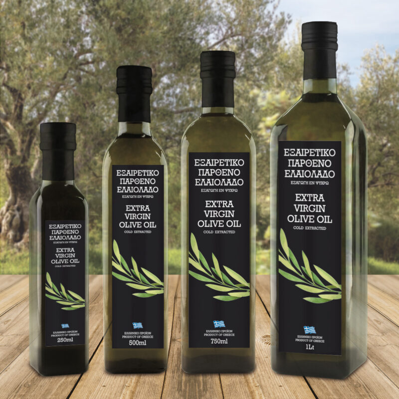 Τέσσερις φιάλες ελαιολάδου σε τέσσερεις διαστάεις. Με ετικέτες σε μαύρο φόντο με λευκά γράμματα και πράσσινα φύλλα ελιάς στην μέση