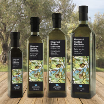 Φιάλες ελαιολάδου σε διαφορετικές διαστάσεις, με καλλιτεχνικό σχέδιο πολύχρωμων ελιών σε ύφος πίνακα ζωγραφικής.