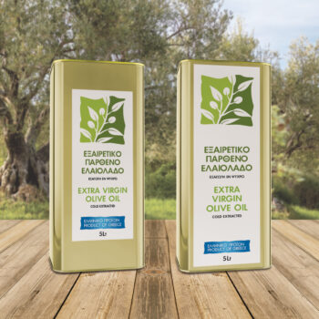 Ετικέτες εξαιρετικού παρθένου ελαιολάδου σε δύο μεταλλικά δοχεία 5L και 3L με σχέδιο σε λαχάνι και λάδι χρώμα, τοποθετημένα σε πάγκο με φόντο ελαιώνα