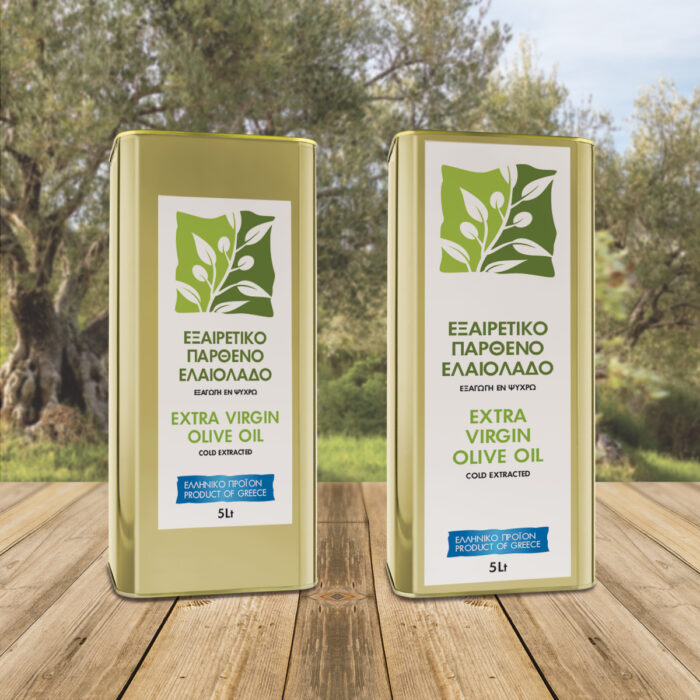 Ετικέτες εξαιρετικού παρθένου ελαιολάδου σε δύο μεταλλικά δοχεία 5L και 3L με σχέδιο σε λαχάνι και λάδι χρώμα, τοποθετημένα σε πάγκο με φόντο ελαιώνα