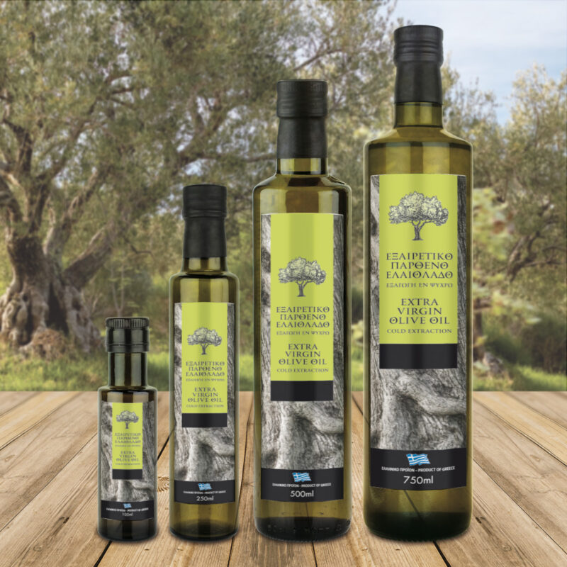 Φιάλες σε τέσσερις διαστάσεις, με αυτοκόλλητες ετικέτες ελαιολάδου με φωτογραφία κορμού ελιάς, πράσινη λεζάντα με τα στοιχεία του προϊόντος και μικρή ελιά στο κέντρο