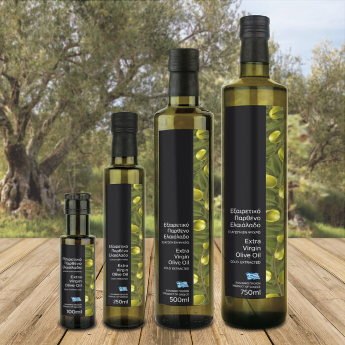 Αυτοκόλλητες ετικέτες για ελαιόλαδο σε διαφορετικές διαστάσεις· η μία πλευρά είναι μαύρη με τις πληροφορίες του προϊόντος, ενώ δίπλα υπάρχει στενή λωρίδα με ζωγραφιστές ελιές σε καλλιτεχνικό ύφος."