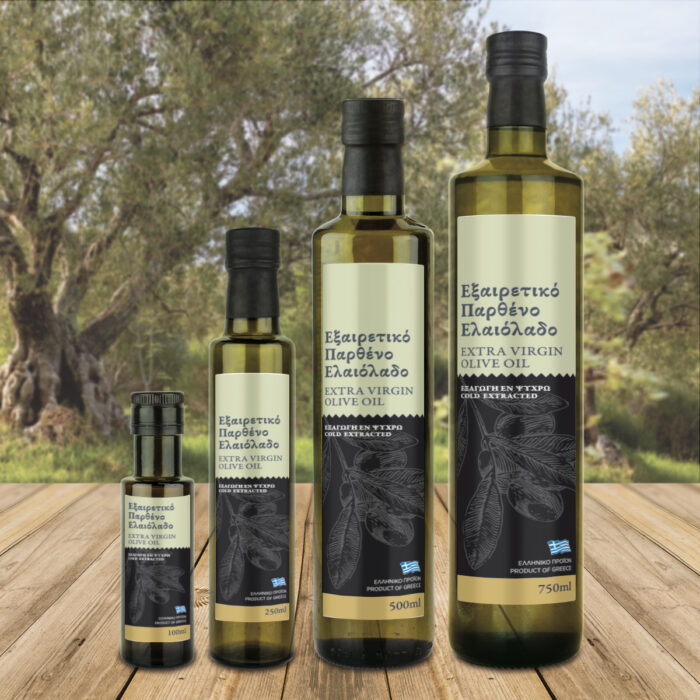 Φιάλες ελαιολάδου με αυτοκόλλητες ετικέτες σε φόντο λαδί και μαύρο· η μαύρη πλευρά φιλοξενεί χαραγμένο φύλλο ελιάς σε γκρι απόχρωση.