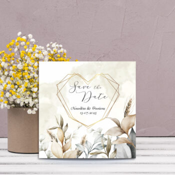 Πρόσκληση γάμου boho με floral λεπτομέρειες και χρυσό γεωμετρικό σχέδιο σε παστέλ φόντο