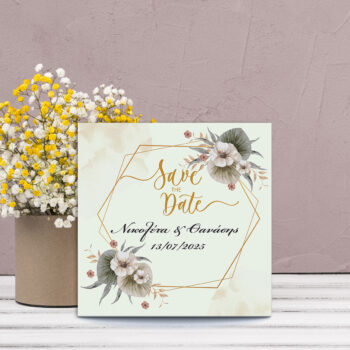 Προσκλητήριο γάμου με χρυσό πλαίσιο και ζωγραφιστά με νερομπογιά λουλούδια.