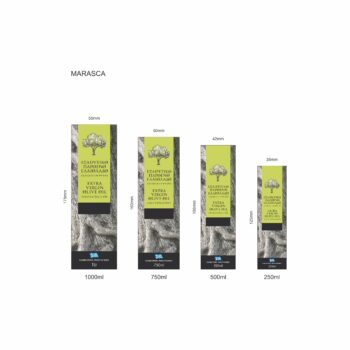 Τέσσερις αυτοκόλλητες ετικέτες ελαιολάδου σε διαφορετικές διαστάσεις, με φωτογραφία κορμού ελιάς, πράσινη λεζάντα με τα στοιχεία του προϊόντος και μικρή ελιά στο κέντρο