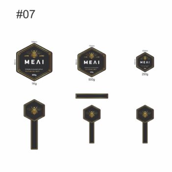 Εξάγωνη ετικέτα μελιού σε μαύρο φόντο με χρυσή μέλισσα στο κέντρο