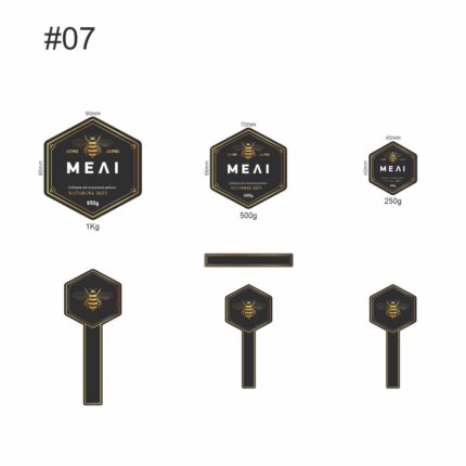 Εξάγωνη ετικέτα μελιού σε μαύρο φόντο με χρυσή μέλισσα στο κέντρο